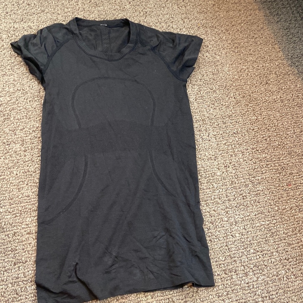 Black shirt lulu (swiftly tech)